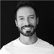 Insegnante di Yoga e Pilates certificato vive e lavora a Roma. Disponibile per lezioni private di yoga e pilates a domicilio o in diretta on line